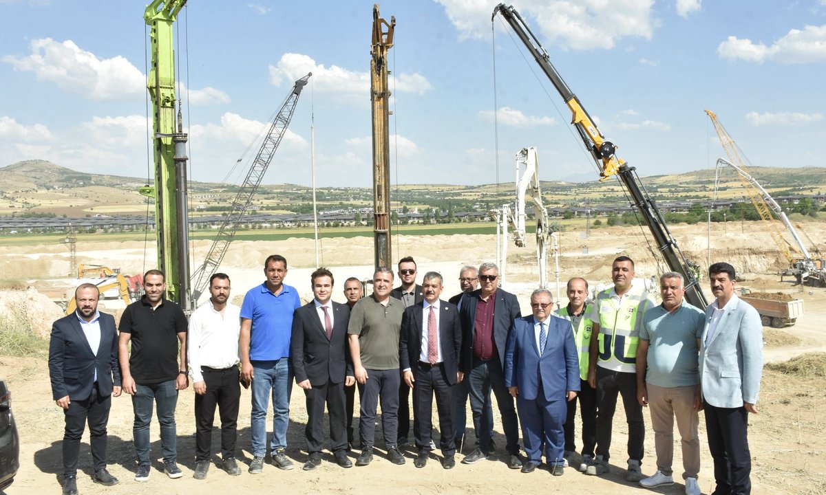 erolkeles23's tweet photo. 📍Fırat Üniversitesi Yeni Hastane Yerleşkesi

Beraberimizdeki heyet ile birlikte, Elazığ’ımızın sağlık alanındaki en önemli yatırımlarından biri olan 800 yataklı Fırat Üniversitesi Hastanesi’nin yapılacağı alanda incelemelerde bulunarak çalışmalar hakkında bilgi aldık.

Yaklaşık 300 dönüm alan üzerine inşa edilecek olan yeni hastane; 800 yatak kapasitesi, deprem izolatörlü yapısı, modern altyapısı ve yatay mimari anlayışıyla yalnızca Elazığ’ımıza değil, bölgemize de uzun yıllar hizmet verecek önemli bir sağlık üssü olacaktır.

Yıllarını sağlık hizmetlerine vermiş biri olarak, vatandaşlarımızın daha güçlü sağlık imkânlarına kavuşmasını sağlayacak her yatırımı ayrı bir heyecan ve sorumlulukla takip ediyoruz. Bu yatırım da Elazığ’ımızın sağlık alanındaki geleceğine yön verecek en önemli eserlerden biri olacaktır.

Tamamlandığında; sağlık hizmeti, tıp eğitimi ve bilimsel çalışmalara önemli katkılar sunacak olan yeni hastane binamızın Üniversitemize, Elazığ’ımıza, bölgemize ve ülkemize hayırlı olmasını diliyorum.

@Akparti @RTErdogan @abuyukgumus 
@saglikbakanligi @drmemisoglu