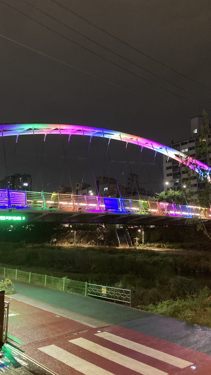 JackBauer10000's tweet photo. 집에 있으면 후덥지근한데
비가 오는 밖은 그래도 
시원하네 https://t.co/he1hYviaI7