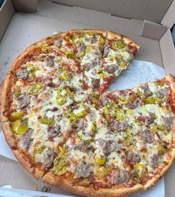 FoodPleaser's tweet photo. Do banana peppers belong on a pizza? https://t.co/zlJo773cBd