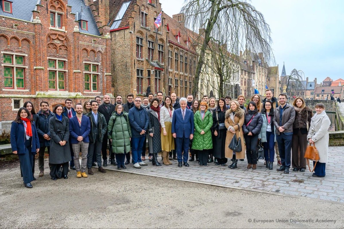 Family picture with the new Director of the European Union Diplomatic Academy, Ambassador Thomas Mayr-Harting and students in Bruges.