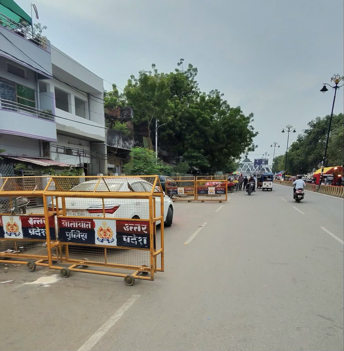 SaurabhCapt's tweet photo. @ndtvindia SC कहता है कि फुटपाथ पर चलना नागरिकों का मौलिक अधिकार है। लेकिन इलाहाबाद हाईकोर्ट के जज खुद फुटपाथ पर बक्से और गाड़ियां खड़ी कर अतिक्रमण कर रहे हैं! रक्षक ही भक्षक बनेंगे तो न्याय कहाँ मिलेगा? इस दोगलेपन पर कार्रवाई कब?
@NigamPrayagraj @UPGovt @CMOfficeUP @myogiadityanath https://t.co/THDbwL0bGI