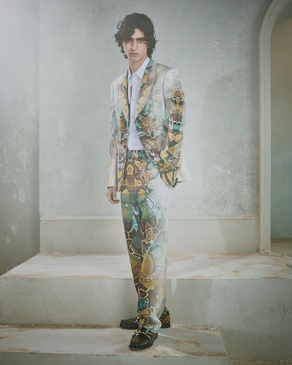 McQueen's tweet photo. McQueen Autumn Winter 2026 Pre-collection – Archival print motifs. Sharp tailoring with a patinaed finish. 

Discover more: https://t.co/QB0yRIuEBa

Photographer: Julien Martinez Leclerc 
Art Director: SJ Todd 
Styling: Camille Bidault-Waddington 
Hair: Anthony Turner 
Makeup: Daniel Sallstrom 
Nails: Ama Quashie 
Set Designer: Alice Kirkpatrick 
Production: Farago Projects 
DOP: Victor de Halleux
Music: Caged Animal by LA Timpa