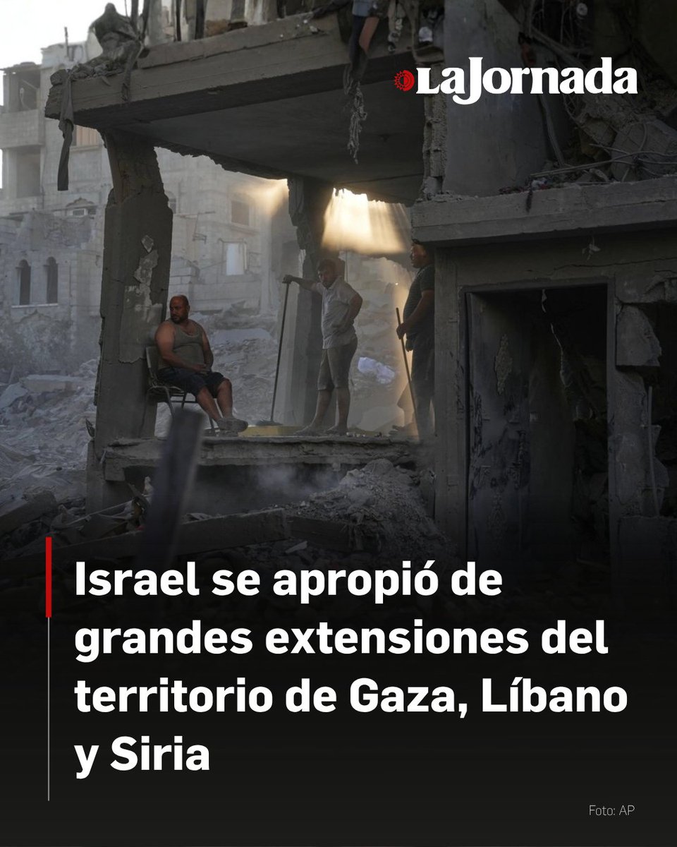 LaJornada's tweet photo. Un informe de AP reveló que las fuerzas militares de Israel han tomado el control de aproximadamente mil kilómetros cuadrados de territorio en Gaza, Líbano y Siria durante los últimos dos años y medio, una medida que ha provocado el desplazamiento forzado de al menos 3 millones de personas y el despoblamiento de múltiples localidades.

Tel Aviv argumenta que la demolición de barrios y pueblos enteros es una acción necesaria para establecer "zonas de amortiguamiento" de carácter indefinido que prevengan incursiones fronterizas de grupos armados, tras el conflicto iniciado en 2023.

Más información en: https://t.co/OHpkJy8Cpu