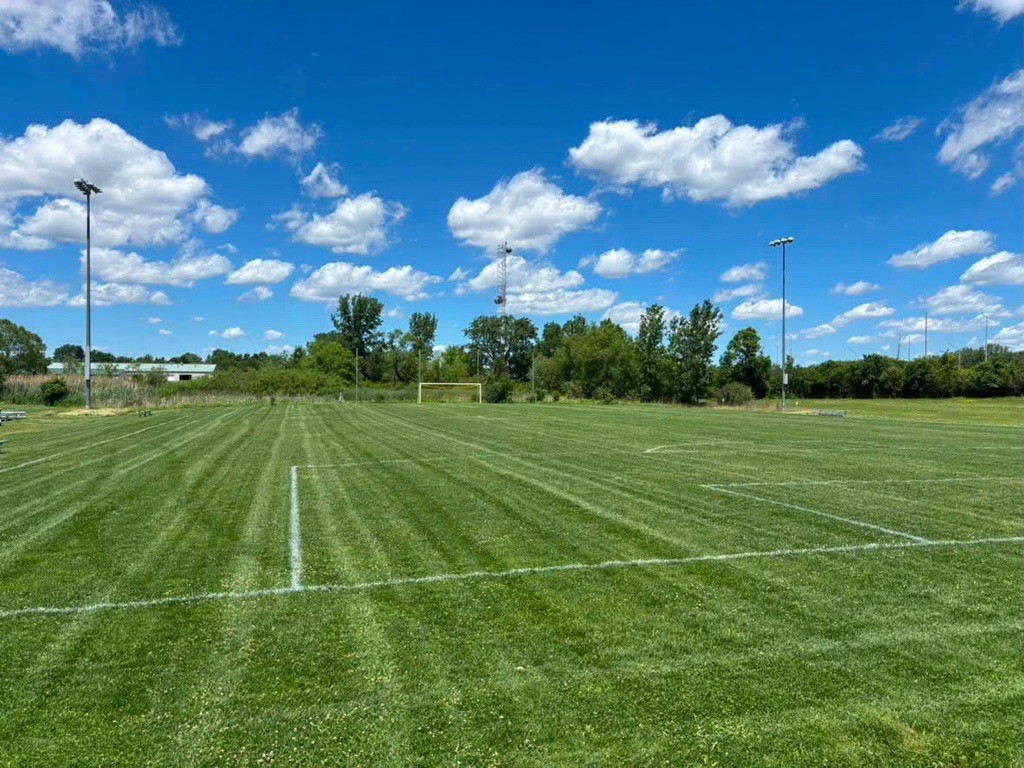 TheAndersonsPro's tweet photo. Not just for golf, we're helping sports fields stand out too! 16-0-8 with Escalade was just put down on this soccer field setting the stage for consistent, game-ready performance in the days ahead 💪⚽

📍Woodridge Park, IL
📸 Zac Cline

#theandersonspro #turfpros #soccer #turf https://t.co/8HSzdaKtWd