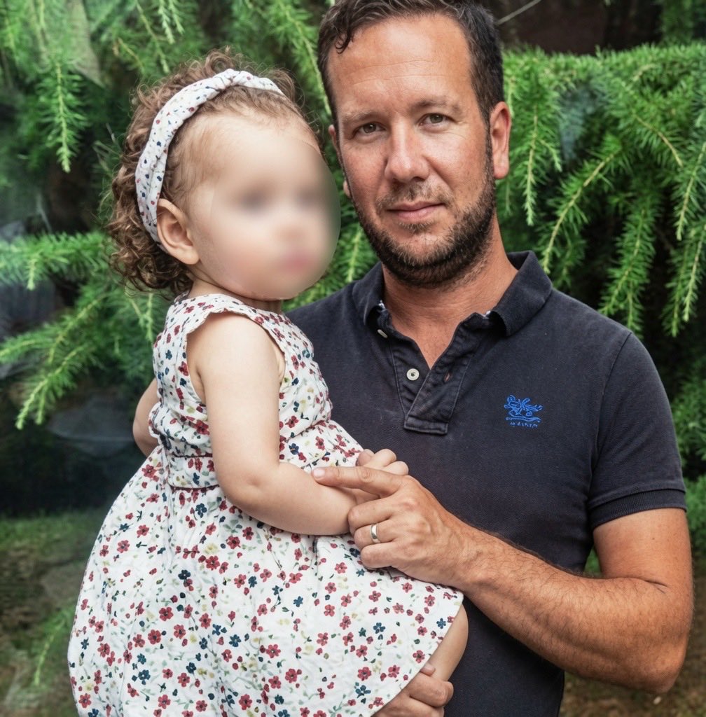 PsyGuy007's tweet photo. 🚨⚖️🇫🇷 ALERTE INFO : Bastien, papa d'une fillette, T*É de 36 C0UPS DE C0UTEAU par son employé

Amara M., un MIGRANT ALGÉRIEN de 49 ans, a comparu cette semaine devant la cour d’assises du Val-d’Oise pour l'assassinat de son patron.

Le c0rps sans vie de Bastien M. avait été découvert le 9 juin 2023 dans les locaux de sa société à Boissy-l’Aillerie, dans le Val-d’Oise.

L'autopsie avait révélé que ce chef d'entreprise, âgé de 35 ans, avait été t*é de 36 C0UPS de C0UTEAU

Très rapidement, les soupçons s'étaient portés sur son salarié Amara M.

Deux jours plus tôt, Amara avait eu une altercation avec Steve, cogérant de l’entreprise avec Bastien. Il réclamait 1 700 euros de primes, mais la société avait calculé 700 euros.

A la barre, l'accusé a reconnu les faits mais a nié la préméditation. Il a soutenu qu’il avait pris ce couteau pour aller à la pêche ce matin-là. 

Amara M. a été condamné jeudi à 28 ans de réclusion criminelle, assortis d’un suivi sociojudiciaire pendant 5 ans.

Il ne souhaite pas faire appel, car il pourrait être libérable dans 11 ans, alors que l’avocat général avait réclamé la perpétuité avec 22 ans de sûreté.

Bastien M. était papa d'une petite fille.