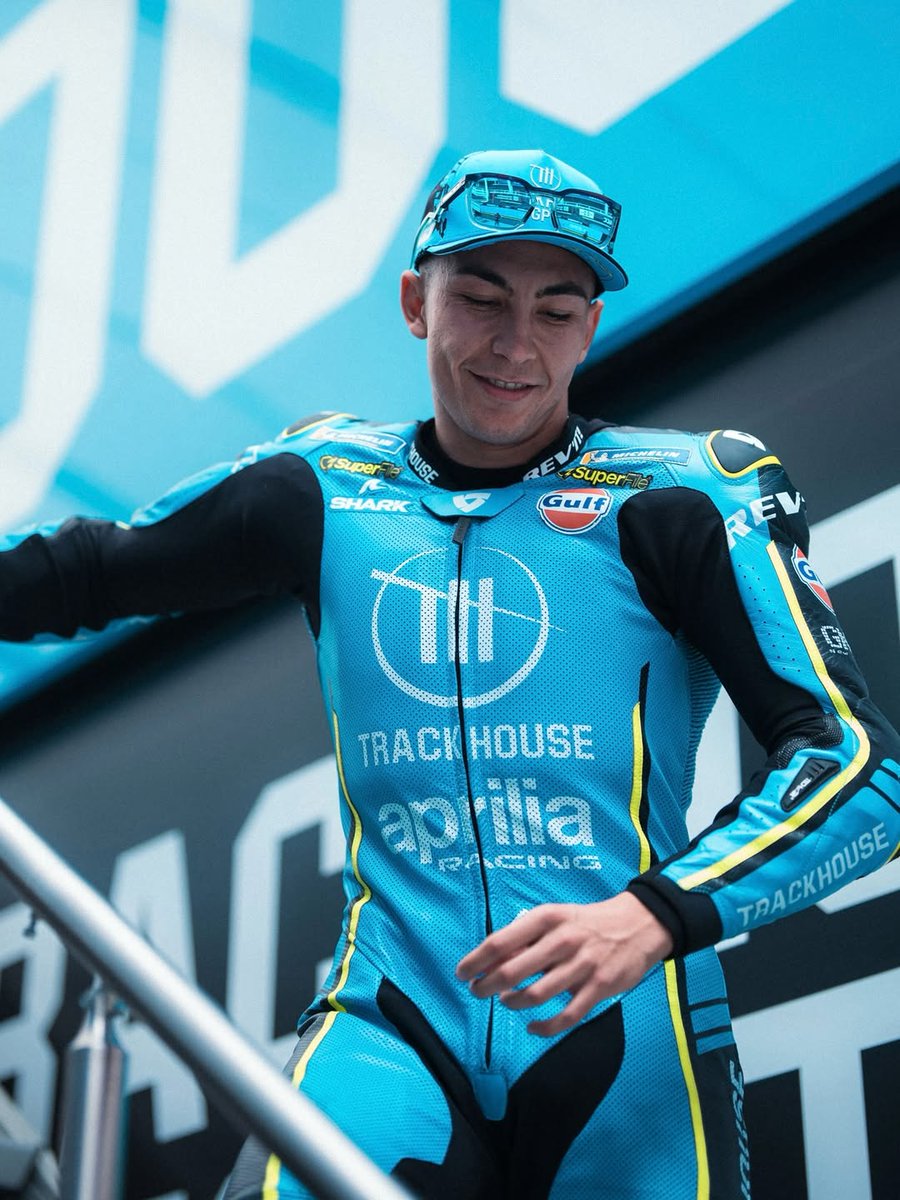 RubCanales's tweet photo. 💣 ÚLTIMA HORA: Raúl Fernández SEGUIRÁ en Trackhouse y PROBARÁ la 850 cc de Aprilia el lunes.

➡️ Justin Marks, propietario del equipo, ha decidido renovar al piloto madrileño una temporada más.

➡️ Además, Paolo Bonora, team manager de Aprilia, ha confirmado que Raúl probará la 850 el lunes junto a Marco Bezzecchi.

(@gponedotcom) #MotoGP #CzechGP 🇨🇿