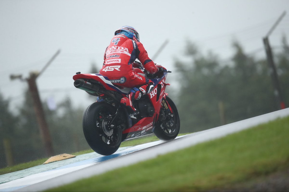 JackKennedy14's tweet photo. Day 1 - P1 at a very wet 💦 Knockhill but it’s great to be back 😃 thanks for today team @HondaRacingUK 🙌🏼 https://t.co/KCrdfJb7yC