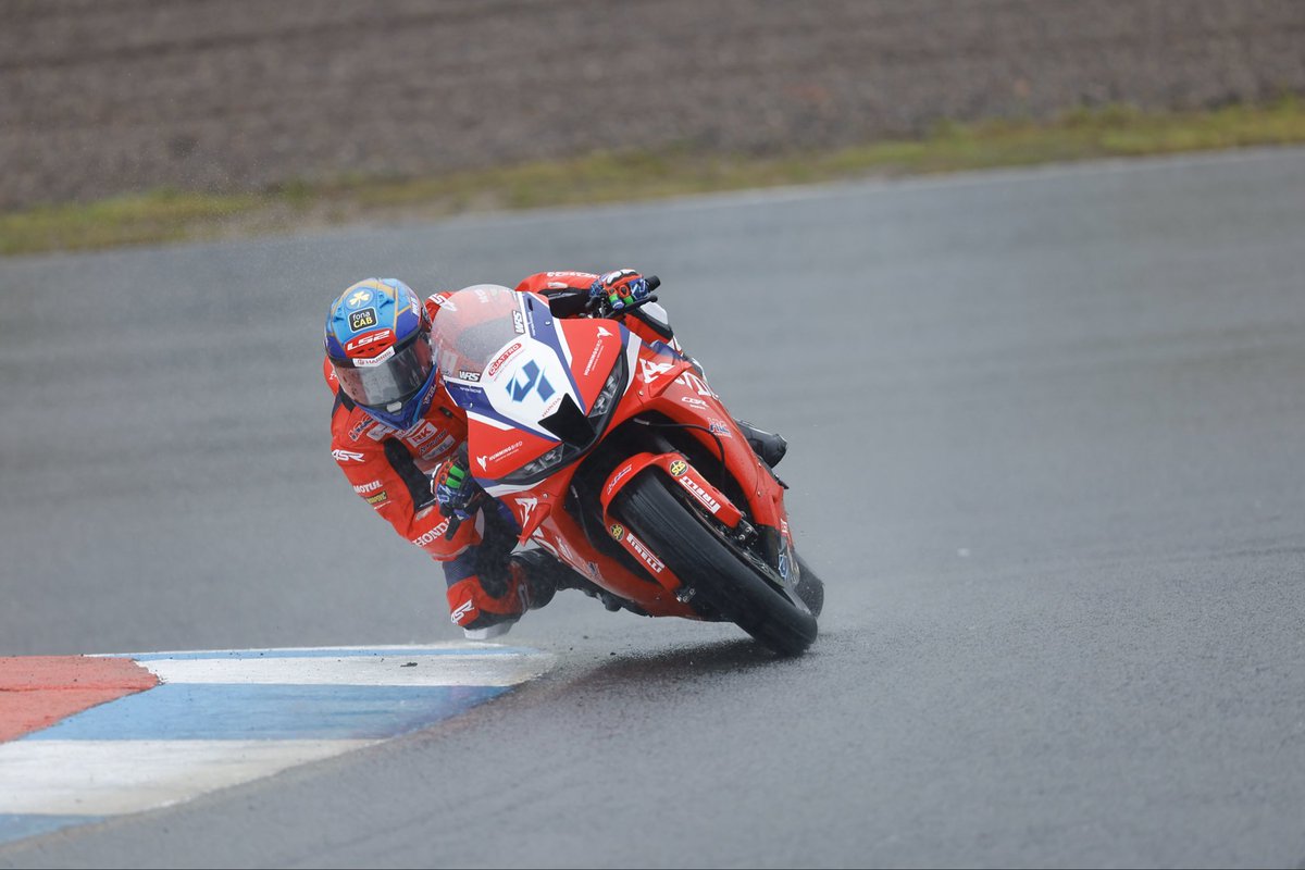 JackKennedy14's tweet photo. Day 1 - P1 at a very wet 💦 Knockhill but it’s great to be back 😃 thanks for today team @HondaRacingUK 🙌🏼 https://t.co/KCrdfJb7yC