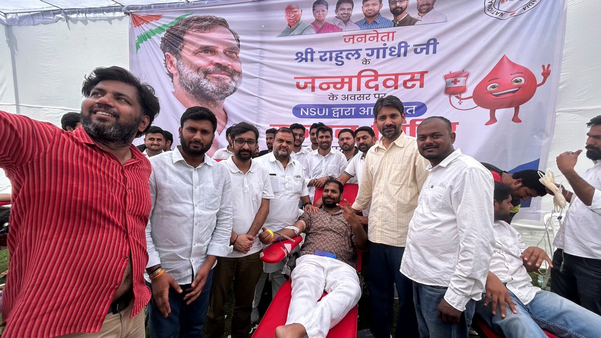 nsui's tweet photo. आज जननायक श्री राहुल गांधी जी के जन्मदिवस के अवसर पर NSUI राष्ट्रीय कार्यालय में आयोजित रक्तदान शिविर में AICC के राष्ट्रीय सचिव श्री @dgurjarofficial जी एवं श्री @Narwal_inc जी की गरिमामयी उपस्थिति रही।

उन्होंने छात्रों और युवाओं को यह संदेश दिया कि समाज में बदलाव लाने का सबसे सशक्त माध्यम सेवा, संवेदनशीलता और सामाजिक जिम्मेदारी है। युवाओं की भागीदारी ही एक मजबूत, समान और मानवीय समाज का आधार बनती है।

रक्तदान केवल एक अभियान नहीं, बल्कि मानवता के प्रति हमारी प्रतिबद्धता का प्रतीक है। किसी के जीवन में उम्मीद बनना ही सबसे बड़ी सेवा है।