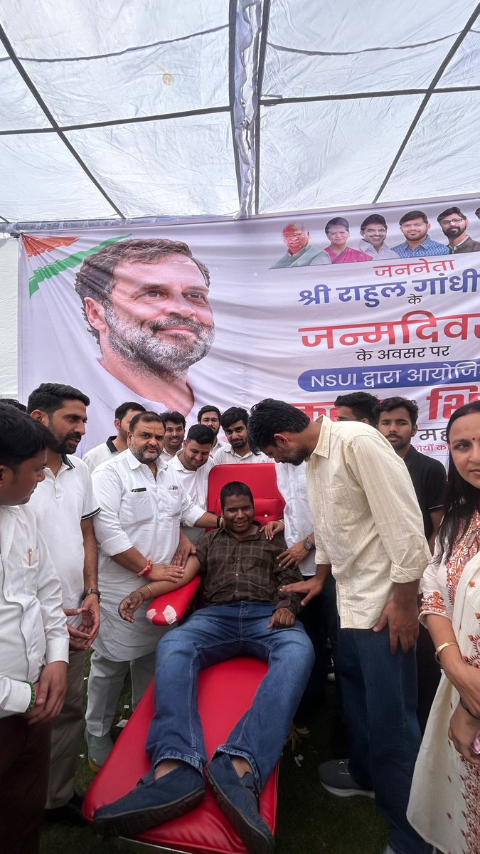 nsui's tweet photo. आज जननायक श्री राहुल गांधी जी के जन्मदिवस के अवसर पर NSUI राष्ट्रीय कार्यालय में आयोजित रक्तदान शिविर में AICC के राष्ट्रीय सचिव श्री @dgurjarofficial जी एवं श्री @Narwal_inc जी की गरिमामयी उपस्थिति रही।

उन्होंने छात्रों और युवाओं को यह संदेश दिया कि समाज में बदलाव लाने का सबसे सशक्त माध्यम सेवा, संवेदनशीलता और सामाजिक जिम्मेदारी है। युवाओं की भागीदारी ही एक मजबूत, समान और मानवीय समाज का आधार बनती है।

रक्तदान केवल एक अभियान नहीं, बल्कि मानवता के प्रति हमारी प्रतिबद्धता का प्रतीक है। किसी के जीवन में उम्मीद बनना ही सबसे बड़ी सेवा है।