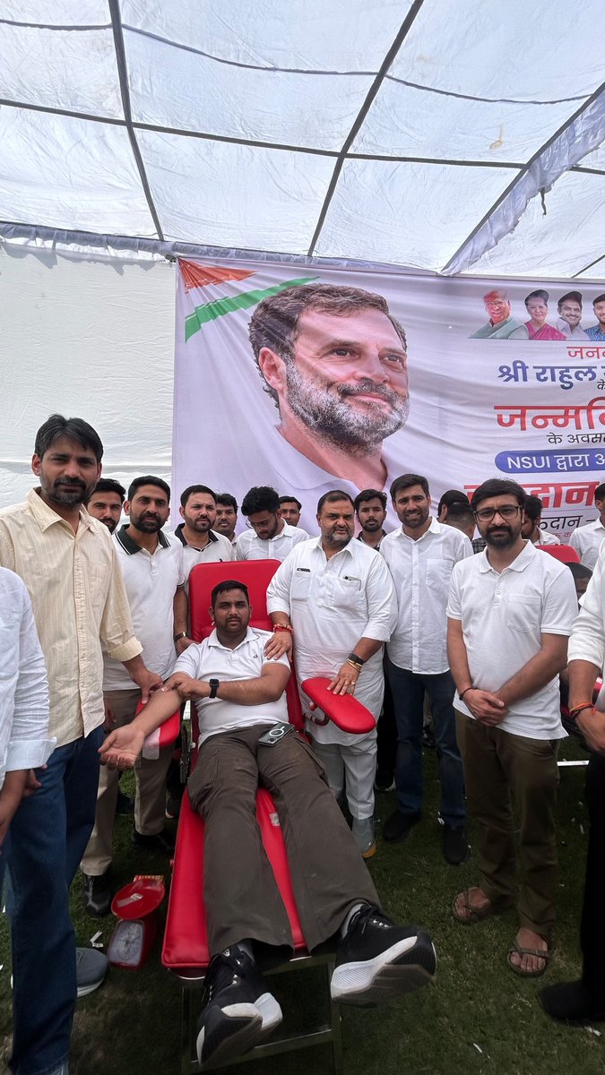 nsui's tweet photo. आज जननायक श्री राहुल गांधी जी के जन्मदिवस के अवसर पर NSUI राष्ट्रीय कार्यालय में आयोजित रक्तदान शिविर में AICC के राष्ट्रीय सचिव श्री @dgurjarofficial जी एवं श्री @Narwal_inc जी की गरिमामयी उपस्थिति रही।

उन्होंने छात्रों और युवाओं को यह संदेश दिया कि समाज में बदलाव लाने का सबसे सशक्त माध्यम सेवा, संवेदनशीलता और सामाजिक जिम्मेदारी है। युवाओं की भागीदारी ही एक मजबूत, समान और मानवीय समाज का आधार बनती है।

रक्तदान केवल एक अभियान नहीं, बल्कि मानवता के प्रति हमारी प्रतिबद्धता का प्रतीक है। किसी के जीवन में उम्मीद बनना ही सबसे बड़ी सेवा है।