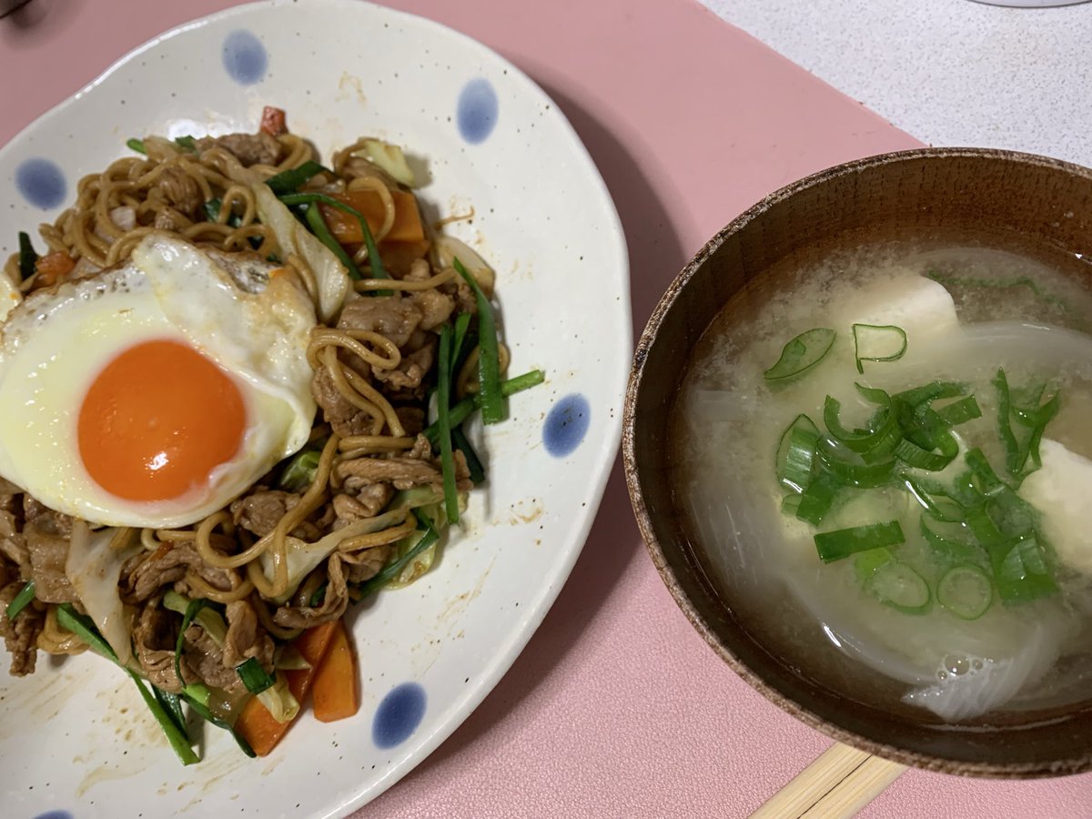 chiruko0320's tweet photo. 晩ご飯

○ソース焼きそば

○新玉とお豆腐のお味噌汁

カレシさんにはご飯🍚もつけて〜

わたしが焼きそば食べたくなったので
今夜は焼きそば

カレシさんは塩焼きそばのほうが食べたかったみたいだけど
どうしてもソースの方が食べたかった！

けど｢あ〜美味しかった｣
って、食べ終わった後洗い物もしてくれた
たまにだけど助かる〜
ご飯に満足した時は
ご加減で洗い物してくれます🤲´-

#ばんごはん
#おうちごはん
#料理好きな人と繋がりたい