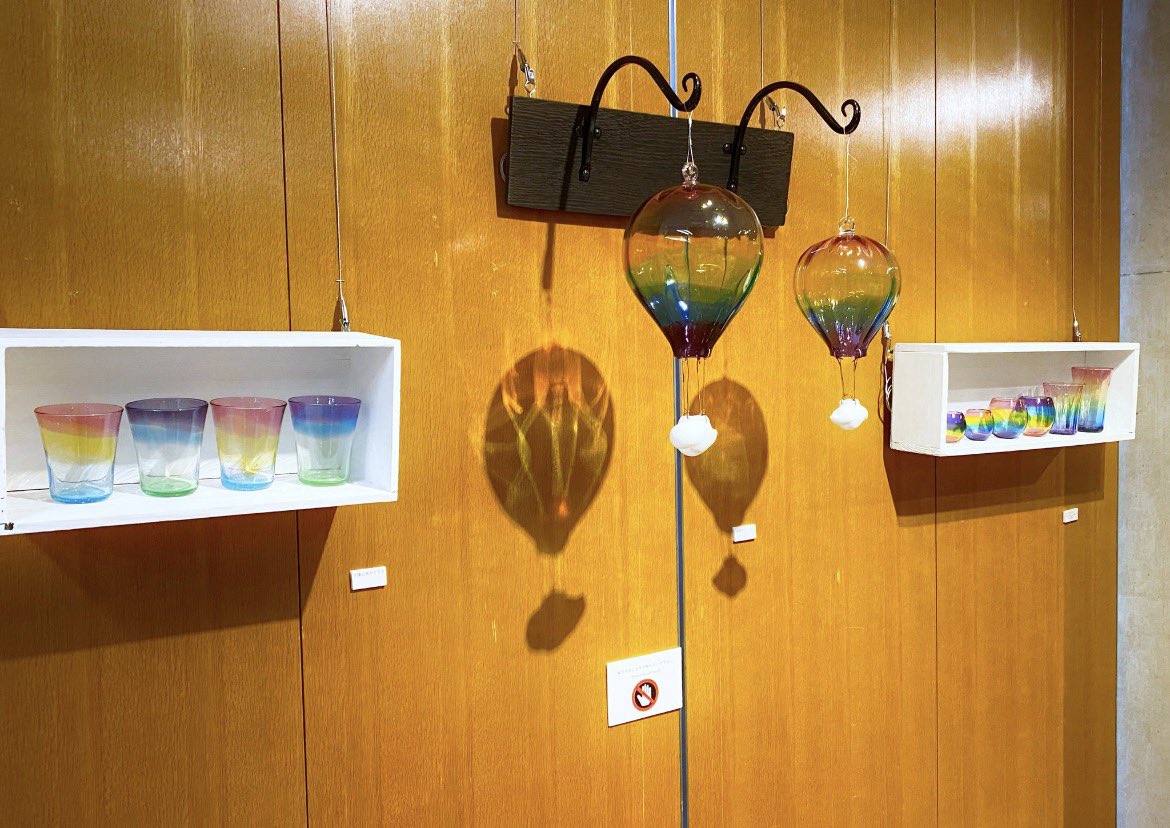 faroglass's tweet photo. 昨年の島根の個展はとんでもなく広い会場なのが難問でしたが、更に問題だったのは、過去壁面利用がほとんどで、展示台が少ないということでした。
⁡
悩んで悩んで、箱や棚をたくさん作り、レールで壁にさげて、多くの作品を壁面で見ていただけるように工夫しました。 https://t.co/pvj5DJnKek