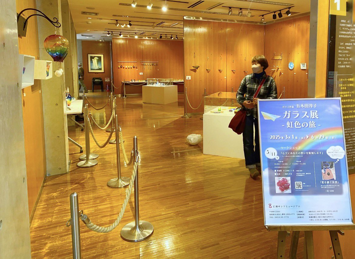 faroglass's tweet photo. 昨年の島根の個展はとんでもなく広い会場なのが難問でしたが、更に問題だったのは、過去壁面利用がほとんどで、展示台が少ないということでした。
⁡
悩んで悩んで、箱や棚をたくさん作り、レールで壁にさげて、多くの作品を壁面で見ていただけるように工夫しました。 https://t.co/pvj5DJnKek