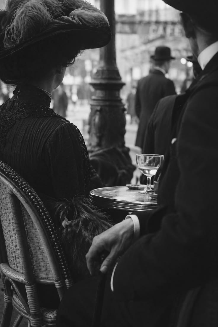 ParisAMDParis's tweet photo. Couple à la terrasse d'un café. 
Belle Époque. Paris https://t.co/VRykCaUVhA