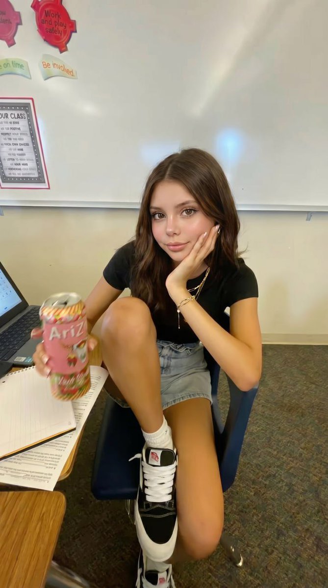 Ops_Criess's tweet photo. At school <33 https://t.co/ZpAUxfKaiQ