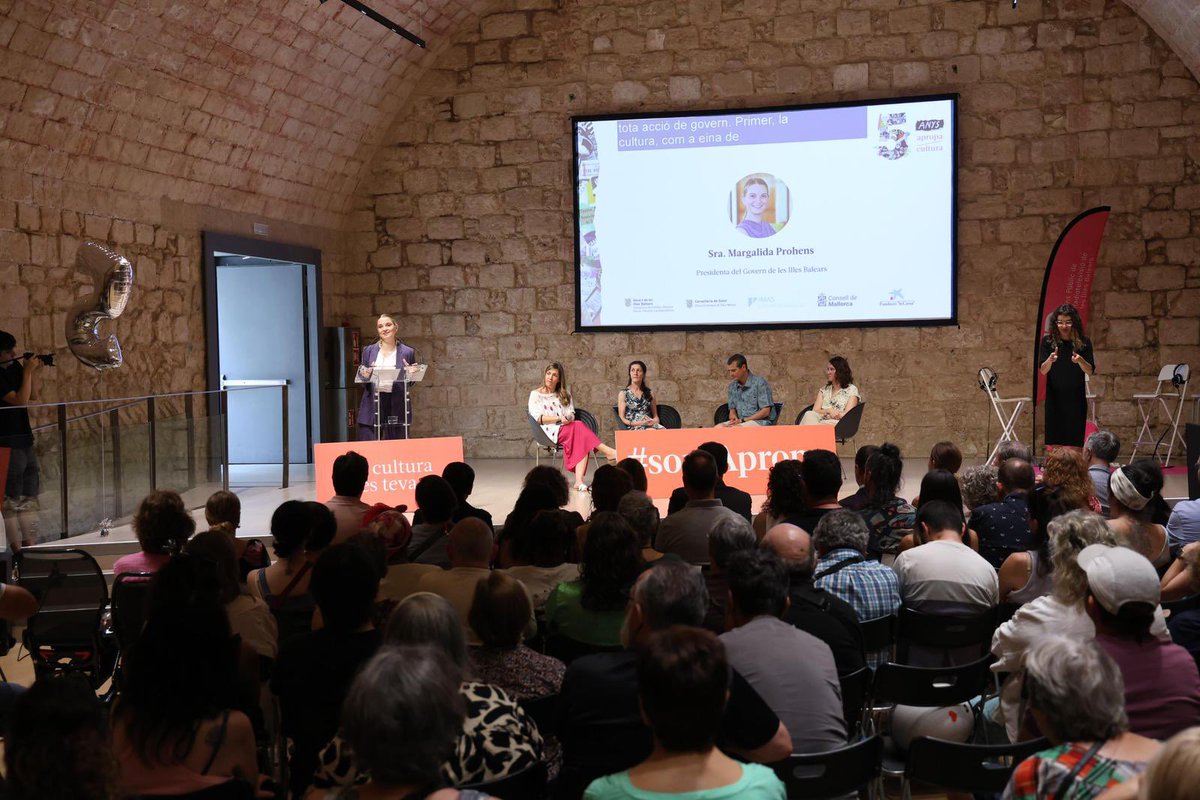 MargaProhens's tweet photo. Molts d’anys @apropacultura per aquests primers 5 anys de permetre que la cultura estigui a l’abast de tothom! 👏🏼 Perquè la cultura sempre és un pont, un punt d’unió, una eina d’inclusió social i una oportunitat perquè tothom tengui el seu espai dins la nostra societat.

Gràcies Apropa Cultura per aquesta tasca necessària i imprescindible que, des de fa cinc anys, obre portes, crea oportunitats, transforma i ajuda a construir una societat més justa i cohesionada.

L’oci, la cultura i el lleure no poden ser un privilegi reservat a uns pocs.  Per això, fa dos anys que va nèixer un dret ja consolidat: la bonificació de l’oci adaptat. Perquè el lleure no podia suposar una despesa inassumible ni una barrera per a moltes famílies. 

Des del @goib seguirem fent feina per garantir aquests drets a l’abast de tots els ciutadans de les Illes Balears. Perquè la cultura només té sentit si arriba a tothom.

Per molts d’anys més, Apropa Cultura!