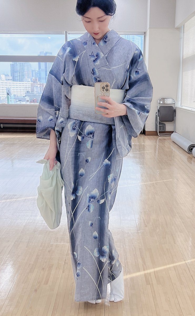 YMD_R's tweet photo. 日本舞踊の体験クラスへ👘

扇子の持ち方ひとつにも作法があって、あんスタで紅月やった時に知りたかった〜！！

そのコス用舞扇子、十年越しで本来の使い方をされる。物持ちが良すぎる、オタクの業…… https://t.co/NusbszFdrg