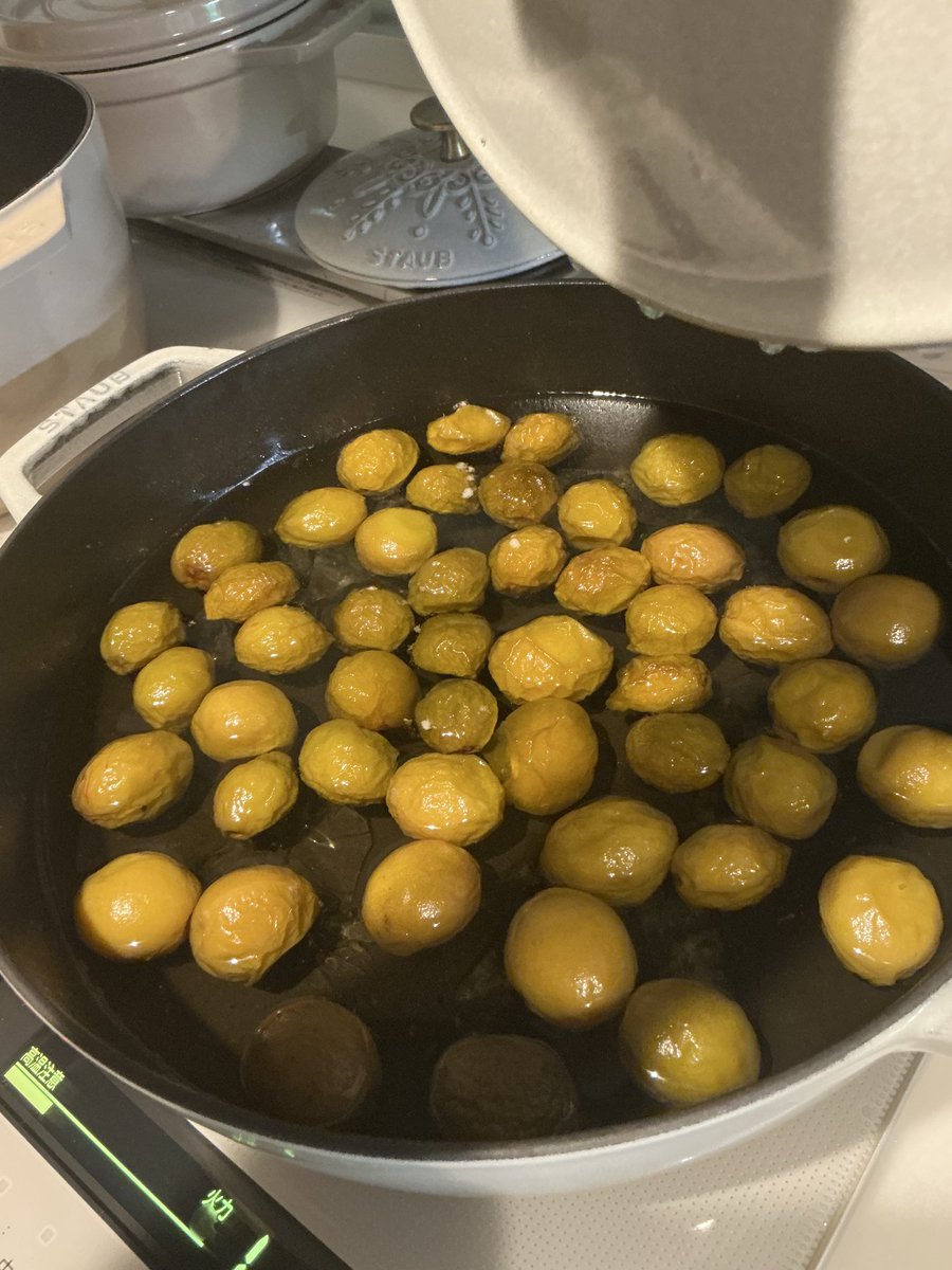 staub_yuu's tweet photo. ストウブで時短梅シロップ。 https://t.co/SfTHYm9Vfy