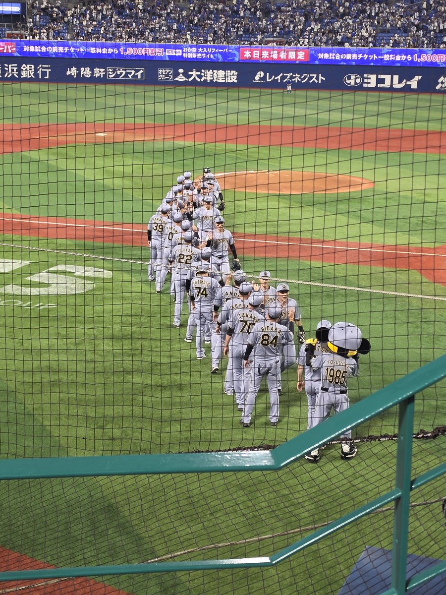 hirokun14's tweet photo. 勝ちました～
3:11
横浜DeNAベイスターズ対阪神タイガース
阪神は初回佐藤、大山、高寺の適時打と坂本の今季1号の2点本塁打で5点を先制試合終盤にも大山、森下、大山の本塁打が飛び出し終わってみれば11得点の大勝。先発の村上は3失点したものの好投し6勝目を挙げた。
#阪神タイガース
#横浜スタジアム https://t.co/vPY0r5ZrCd