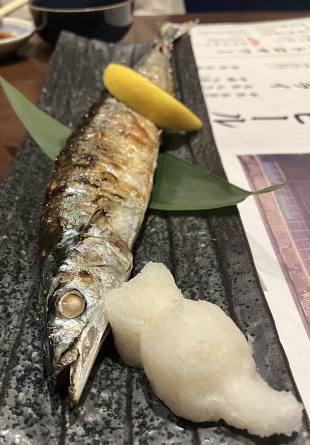 bito1126's tweet photo. 先生と魚食った　その、最近どうなんだ？(お父さん)みたいな話してたのに、いつのまにか酔って2人で男子校のキショすぎる内輪話を大声で喋ってしまい、隣のカップルがこの魚のような顔になって帰ってしまった https://t.co/YhZB4Tvwuw