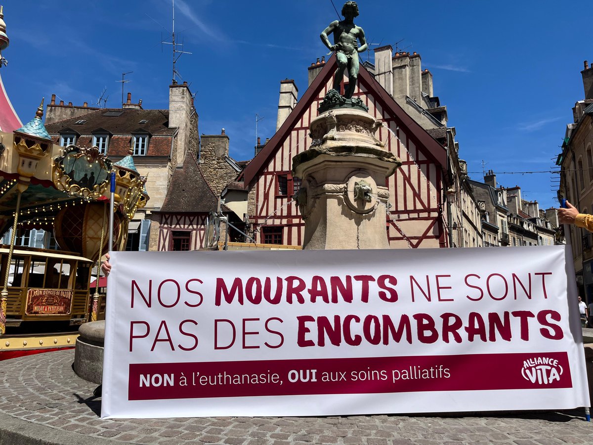 allianceVITA's tweet photo. La prévention universelle du suicide est un enjeu majeur de santé publique, visant à protéger toutes les personnes confrontées à la désespérance, sans exception.

Alors que le drame du suicide endeuille tant d'entre nous, légaliser le suicide assisté revient à banaliser le passage à l’acte, à brouiller les repères et à miner les politiques de prévention, en particulier pour les personnes vulnérables.

📣 C'est pourquoi Alliance VITA se mobilise dans 53 villes en France demain soir pour rappeler que la prévention du suicide est universelle.

👉Retrouvez toutes les villes participantes :
https://t.co/8Y2i2fBv42

#Suicideprevention #findevie #alliancevita