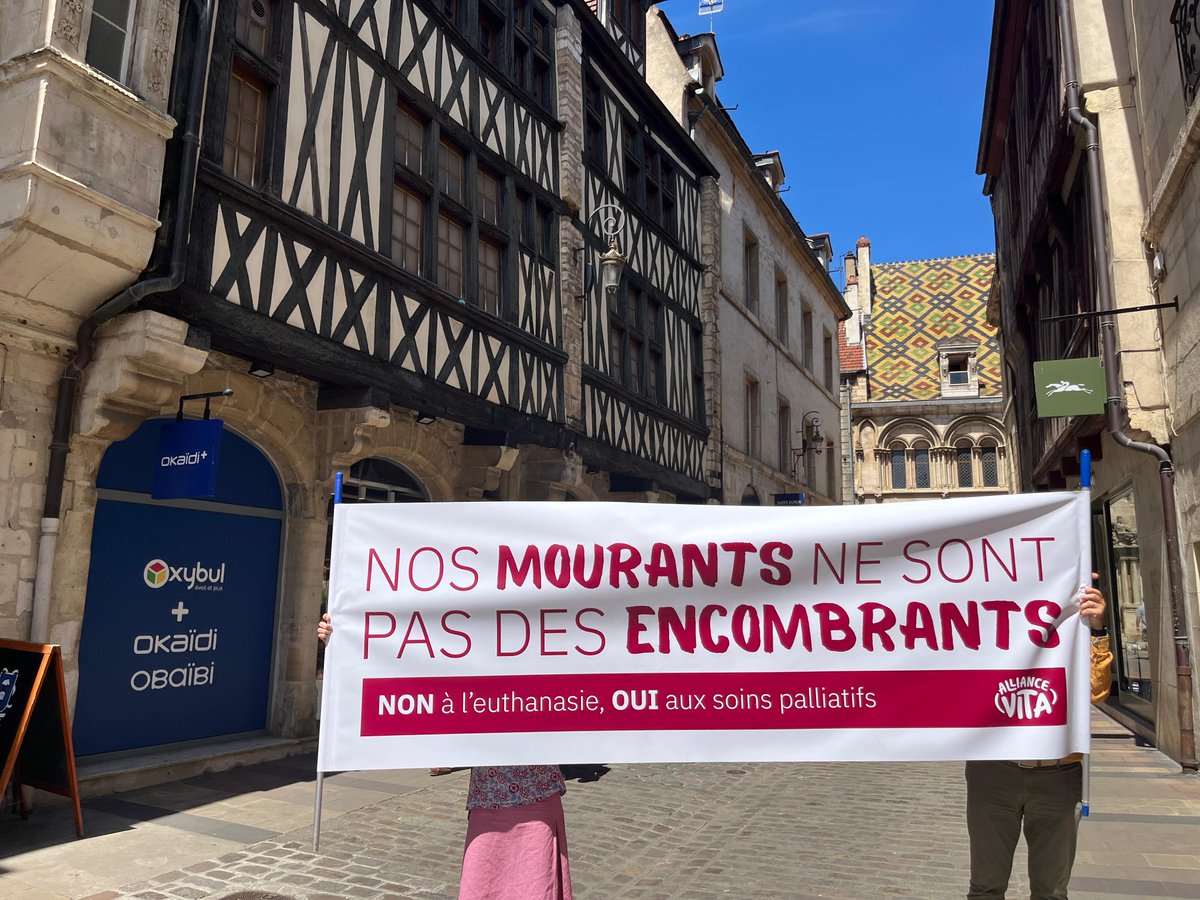 allianceVITA's tweet photo. La prévention universelle du suicide est un enjeu majeur de santé publique, visant à protéger toutes les personnes confrontées à la désespérance, sans exception.

Alors que le drame du suicide endeuille tant d'entre nous, légaliser le suicide assisté revient à banaliser le passage à l’acte, à brouiller les repères et à miner les politiques de prévention, en particulier pour les personnes vulnérables.

📣 C'est pourquoi Alliance VITA se mobilise dans 53 villes en France demain soir pour rappeler que la prévention du suicide est universelle.

👉Retrouvez toutes les villes participantes :
https://t.co/8Y2i2fBv42

#Suicideprevention #findevie #alliancevita