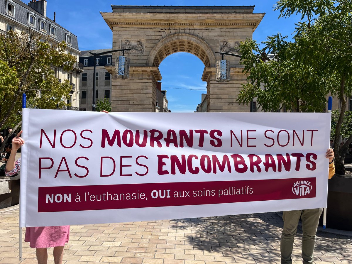 allianceVITA's tweet photo. La prévention universelle du suicide est un enjeu majeur de santé publique, visant à protéger toutes les personnes confrontées à la désespérance, sans exception.

Alors que le drame du suicide endeuille tant d'entre nous, légaliser le suicide assisté revient à banaliser le passage à l’acte, à brouiller les repères et à miner les politiques de prévention, en particulier pour les personnes vulnérables.

📣 C'est pourquoi Alliance VITA se mobilise dans 53 villes en France demain soir pour rappeler que la prévention du suicide est universelle.

👉Retrouvez toutes les villes participantes :
https://t.co/8Y2i2fBv42

#Suicideprevention #findevie #alliancevita