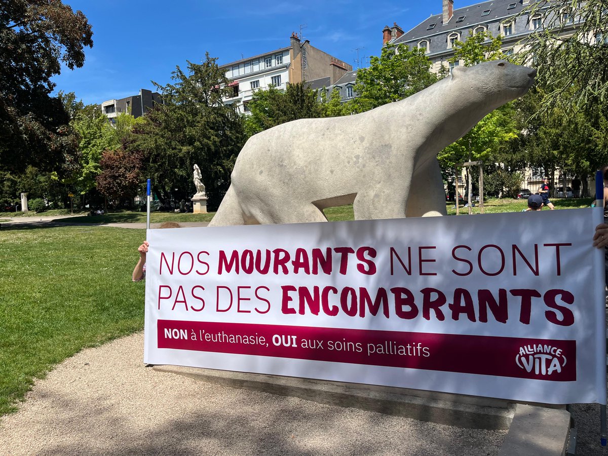 allianceVITA's tweet photo. La prévention universelle du suicide est un enjeu majeur de santé publique, visant à protéger toutes les personnes confrontées à la désespérance, sans exception.

Alors que le drame du suicide endeuille tant d'entre nous, légaliser le suicide assisté revient à banaliser le passage à l’acte, à brouiller les repères et à miner les politiques de prévention, en particulier pour les personnes vulnérables.

📣 C'est pourquoi Alliance VITA se mobilise dans 53 villes en France demain soir pour rappeler que la prévention du suicide est universelle.

👉Retrouvez toutes les villes participantes :
https://t.co/8Y2i2fBv42

#Suicideprevention #findevie #alliancevita