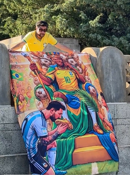 CentralDoBrega's tweet photo. Torcida brasileira vai levar esse bandeirão para o Lincoln Financial Field, palco de Brasil x Haiti.

Simplesmente Lionel Messi beijando os pés de Pelé e do outro lado, Maradona admirando o Rei.

📸Reprodução https://t.co/6SqZUbVsBo
