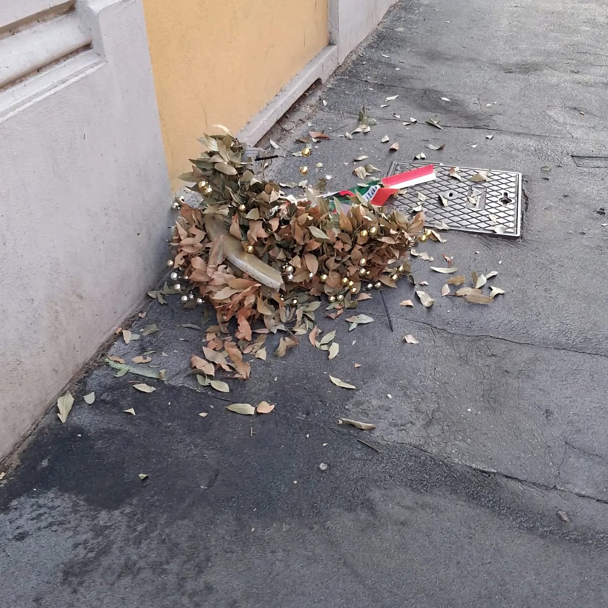 AlekosPrete's tweet photo. Raid fascista a Niguarda.
Distrutte le corone di alloro per i partigiani e martiri della Resistenza: Mario Brambilla, Francesco Rigoldi, Enrico Pozzoli e Vittorio Salvoni. Sfregiata la lapide in via De Calboli e strappate le locandine ANPI. #matrice https://t.co/9WkfJTiHTd