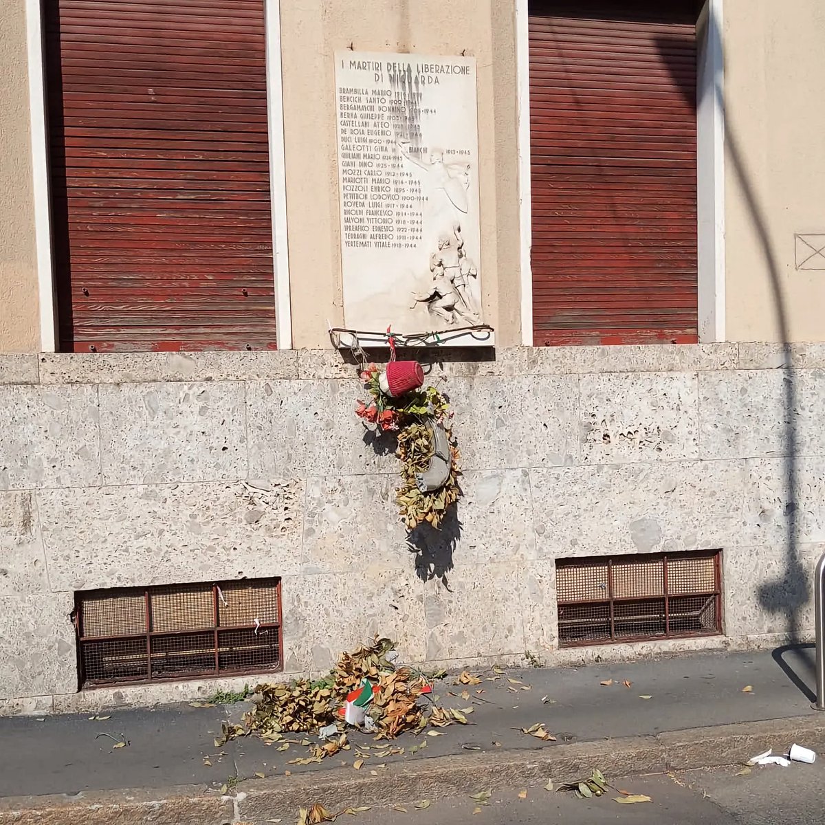 AlekosPrete's tweet photo. Raid fascista a Niguarda.
Distrutte le corone di alloro per i partigiani e martiri della Resistenza: Mario Brambilla, Francesco Rigoldi, Enrico Pozzoli e Vittorio Salvoni. Sfregiata la lapide in via De Calboli e strappate le locandine ANPI. #matrice https://t.co/9WkfJTiHTd