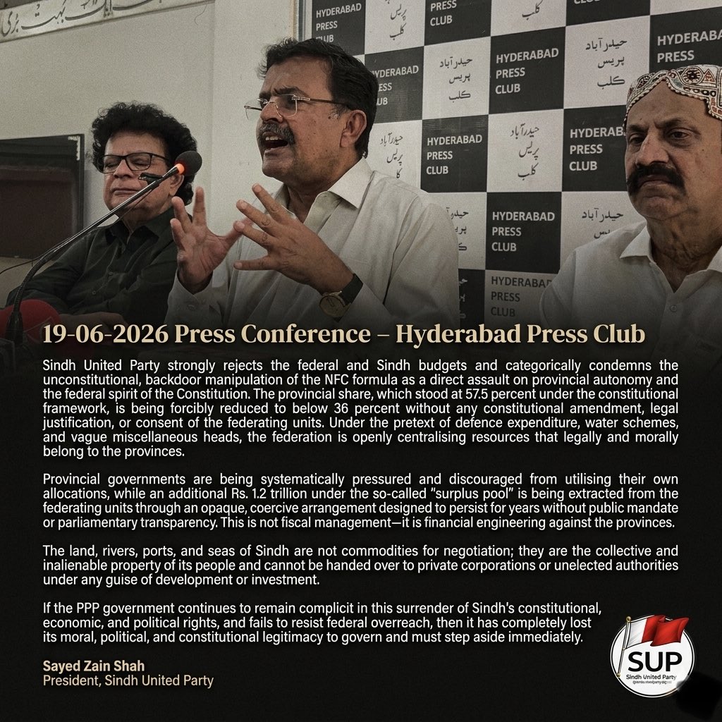 Sayed_ZainShah's tweet photo. سنڌ يونائيٽڊ پارٽي، وفاقي ۽ صوبائي بجيٽ کي مڪمل طور تي رد ڪري ٿي ۽ پٺيان چور دروازي کان اين- ايف- سي (NFC) فارمولي ۾ ڪيل غير آئيني ڦيرڦار جي سخت لفظن ۾ مذمت ڪري ٿي. هيءُ عمل صوبائي خودمختياريءَ ۽ آئين جي فيڊرل ڍانچي تي سڌو سنئون ۽ وڏو حملو آهي. آئيني فريم ورڪ تحت صوبن جو جيڪو حصو 57.5 سيڪڙو مقرر ٿيل هو، تنهن کي ڪنهن بہ آئيني ترميم، قانوني جواز يا وفاقي اڪاين جي رضامنديءَ کان سواءِ، زبردستي گهٽائي 36 سيڪڙو کان بہ هيٺ آندو پيو وڃي. دفاعي خرچن، وفاقي پاڻي اسڪيمن ۽ ٻين گڏيل غير واضح حوالن جو بهانو بڻائي، وفاق هٿ سان انهن وسيلن تي قبضو ڪري رهيو آهي، جيڪي قانوني ۽ اخلاقي طور تي صوبن جو حق آهن.
صوبائي حڪومتن تي منظم طريقي سان دٻاءُ وڌو پيو وڃي تہ جيئن هو پنهنجي بجيٽ کڻي استعمال نہ ڪن، جڏهن تہ تنهن سان گڏوگڏ هڪ مبهم ۽ جبري معاهدي تحت مڙهيل نام نهاد ”سرپلس پول“ (Surplus Pool) ذريعي وفاقي اڪاين کان 1.2 ٽريلين (12 سئو ارب) رپيا وڌيڪ ڦرڻ جي سازش ڪئي وئي آهي، جنهن کي بغير ڪنهن عوامي مينڊيٽ يا پارلياماني شفافيت جي سالن تائين برقرار رکڻ جو منصوبو آهي. هيءُ ڪو مالي انتظام نہ آهي، پر صوبن خلاف هڪ بدترين مالي هٿراڌو انجنيئرنگ (Financial Engineering) آهي.
سنڌ جي زمين، درياهہ، بندرگاھ ۽ سمنڊ ڪو ويڪائو وکر نہ آهن؛ هي هتان جي عوام جي گڏيل ۽ ناقابلِ تقسيم ملڪيت آهن، جن کي ترقيءَ يا سيڙپڪاريءَ جي ڪنهن بہ بهاني تحت خانگي ڪمپنين يا غير چونڊيل اختيارين حوالي نہ ٿو ڪري سگهجي.
جيڪڏهن پاڪستان پيپلز پارٽيءَ (PPP) جي حڪومت سنڌ جي انهن آئيني، معاشي ۽ سياسي حقن تان هٿ کڻڻ جي هن وڏي ڏوهہ ۾ وفاق سان برابر جي شريڪ رهي ٿي ۽ وفاقي هٿ چراند خلاف مزاحمت ڪرڻ ۾ ناڪام وڃي ٿي، تہ پوءِ هيءَ حڪومت سنڌ تي حڪومت ڪرڻ جو اخلاقي، سياسي ۽ آئيني جواز مڪمل طور تي وڃائي چڪي آهي ۽ کيس فوري طور تي اقتدار تان هٿ کڻي گهر ڀيڙو ٿيڻ گهرجي…!