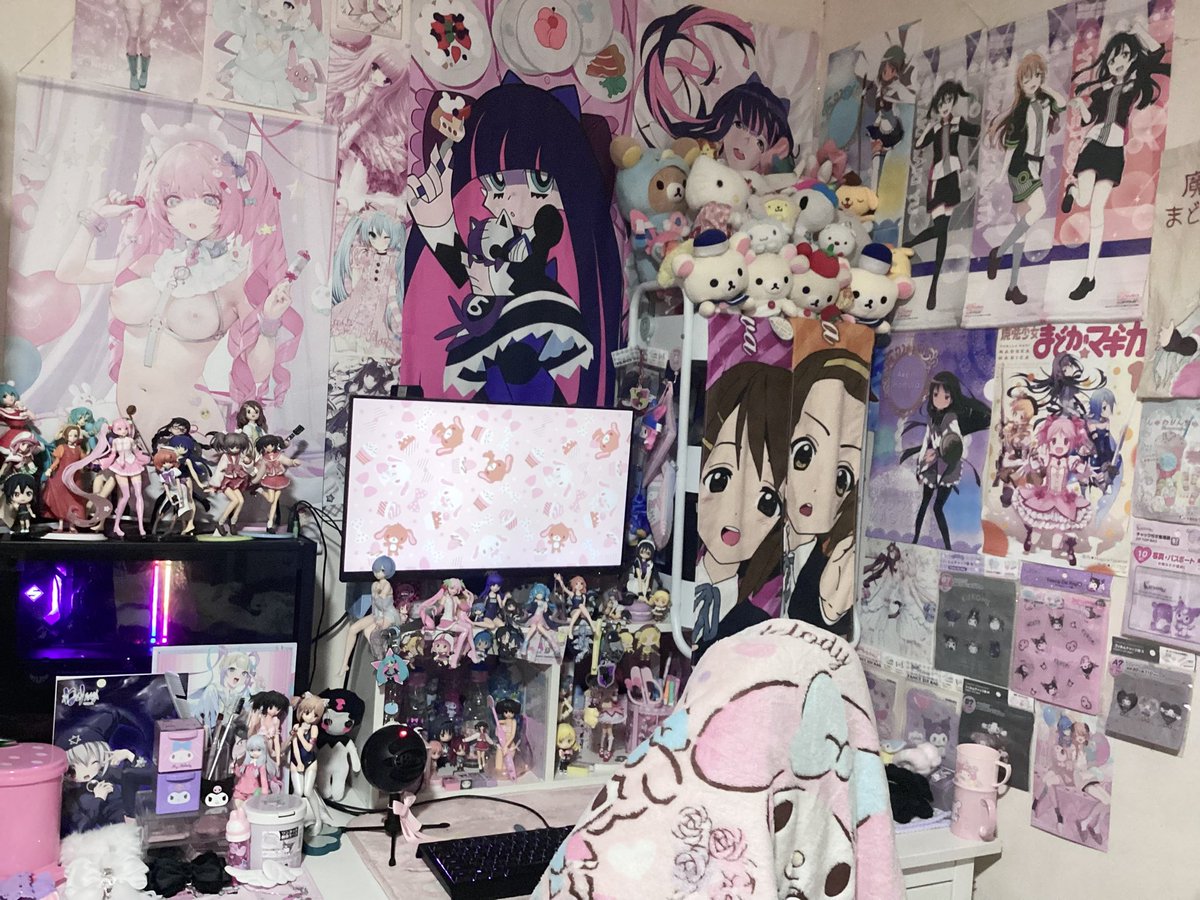 kurisuukei's tweet photo. i have alot of things on shelves now but maybe i should display my figures around my pc and monitor more it looks so cute https://t.co/PKpwDz9OLw