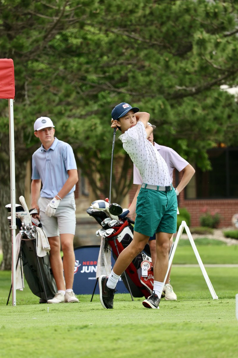 NebJuniorGolf's tweet photo. Our Boys 14-15 leaders are off!

🏌️‍♂️Elkhorn’s Brady Zehnder
🏌️‍♂️Hastings’ Jameson Sullivan
🏌️‍♂️Lincoln’s Leo Hong

#CNJA | @5pointsbank https://t.co/0icLgxz0Se