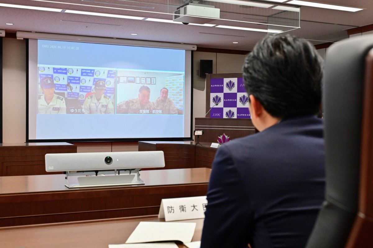 ModJapan_jp's tweet photo. 6月19日、小泉防衛大臣は、海賊対処行動及び情報収集活動のためアラビア海、アデン湾、ジブチ等において活動中の派遣海賊対処行動水上部隊・航空隊・支援隊とVTCを行い、活動状況等について報告を受けるとともに、隊員を激励しました。
小泉大臣からは、数か月に及ぶ海外派遣に高い緊張感と士気を維持して従事する隊員への敬意、そして今後の活動への期待が伝えられました。
防衛省・自衛隊は引き続き、海上交通の安全確保のため、万全を期してまいります。