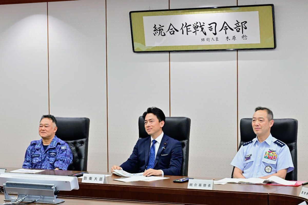 ModJapan_jp's tweet photo. 6月19日、小泉防衛大臣は、海賊対処行動及び情報収集活動のためアラビア海、アデン湾、ジブチ等において活動中の派遣海賊対処行動水上部隊・航空隊・支援隊とVTCを行い、活動状況等について報告を受けるとともに、隊員を激励しました。
小泉大臣からは、数か月に及ぶ海外派遣に高い緊張感と士気を維持して従事する隊員への敬意、そして今後の活動への期待が伝えられました。
防衛省・自衛隊は引き続き、海上交通の安全確保のため、万全を期してまいります。