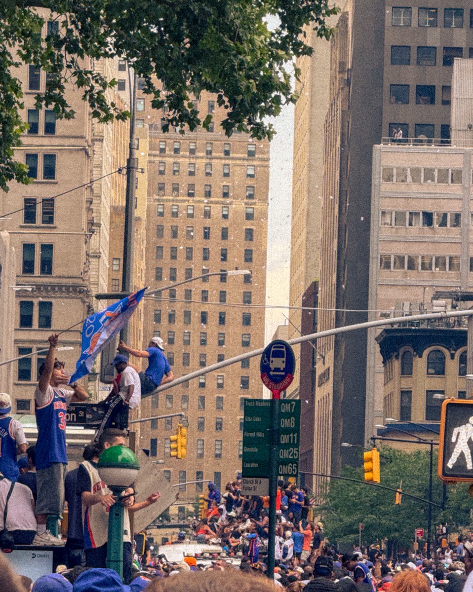TimHaber's tweet photo. Scenes from the Knicks Parade https://t.co/PpFgVOMDIx