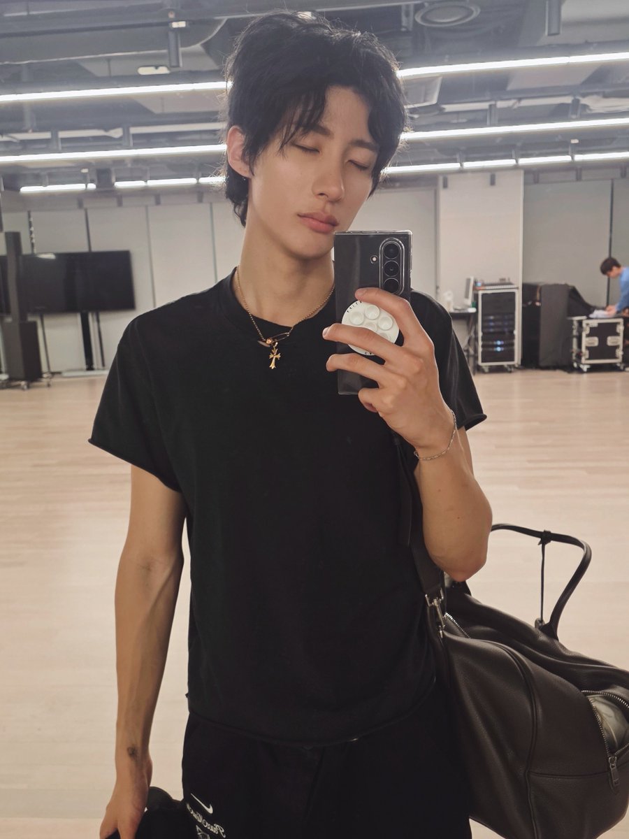 asbaguette's tweet photo. แอนตันถ่ายติดรอยสักที่ข้อมือด้วย ขอตายนะ 😭 https://t.co/ZOY0tHco9b