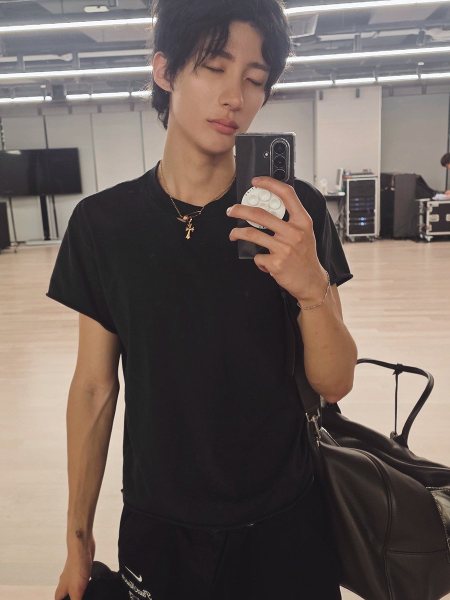 asbaguette's tweet photo. ฝรั่ง ตัวสูง หุ่นดี มีรอยสัก โคตรชอบแอนตันเลยว่ะ 😭 https://t.co/KwuJ676lQj
