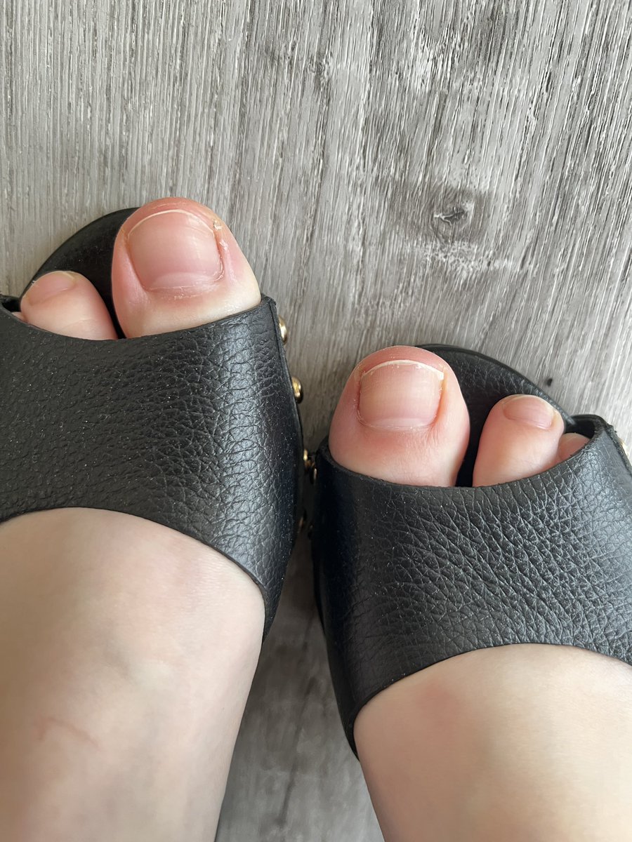 cherrytoes__'s tweet photo. Lovely heels for Lovely toes 🖤#toes #prettyfeet #feetfetısh #feetworshi̇p #prettyfeet #feetmodel https://t.co/5I9ZWPs2H0