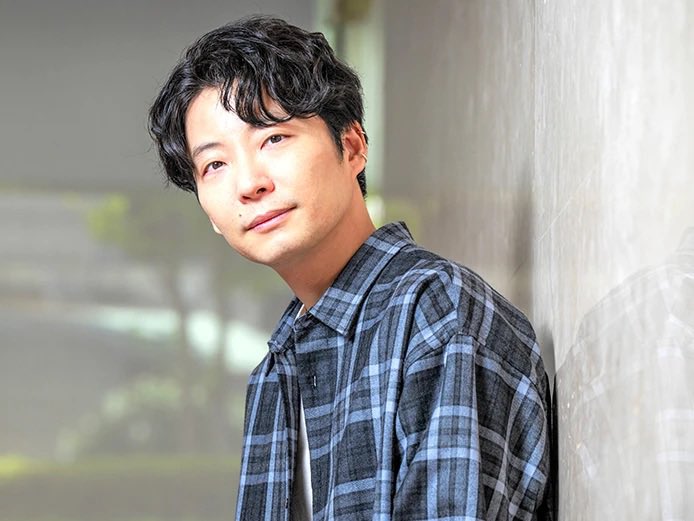 rabidson's tweet photo. 最近の星野源を見ていると、ここ数年ずっと同世代や少し上の世代と対話を重ねながら、“中年としてどう生き、どう社会と関わるか”を一つずつ実践しているように見える。

ただ若さを更新し続けるのではなく、年齢を引き受けながら前に進もうとしている感じがすごく良い。 https://t.co/bXTPcKB1g6