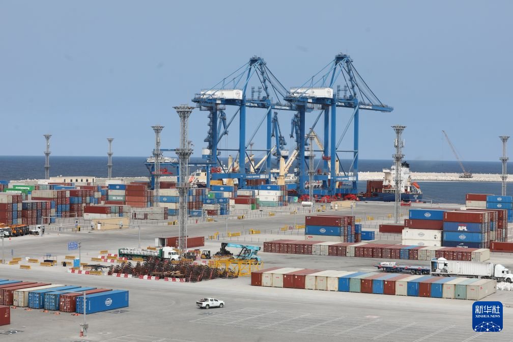 zhu_jingyang's tweet photo. Primer aniversario de operación del puerto Chancay en el Perú: se han abierto nuevas líneas marítimas que conectan los principales puertos de China y países como Colombia, Ecuador, Chile y Panamá, convirtiéndose en un importante centro logístico de Asia-Pacífico-América Latina. https://t.co/Q7sebrCVKn