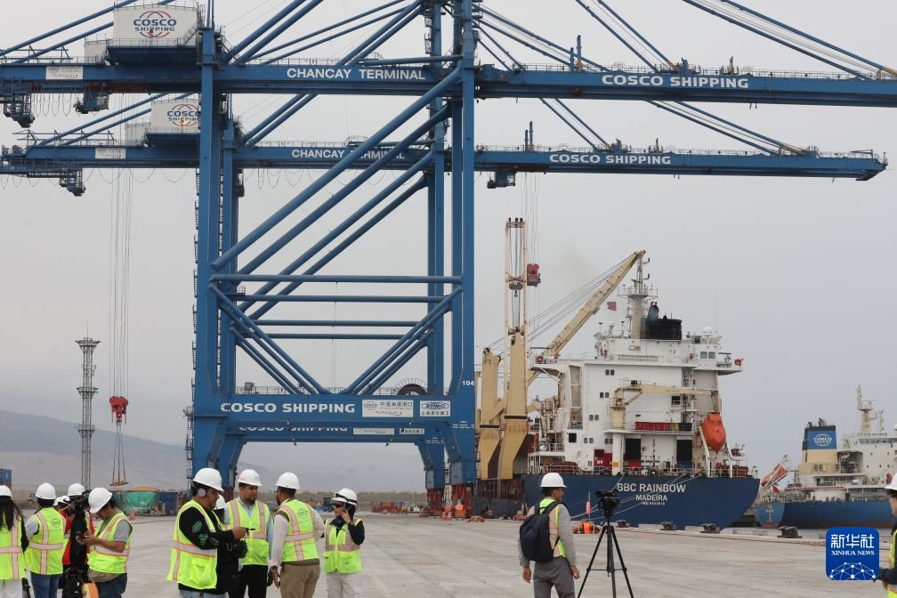 zhu_jingyang's tweet photo. Primer aniversario de operación del puerto Chancay en el Perú: se han abierto nuevas líneas marítimas que conectan los principales puertos de China y países como Colombia, Ecuador, Chile y Panamá, convirtiéndose en un importante centro logístico de Asia-Pacífico-América Latina. https://t.co/Q7sebrCVKn