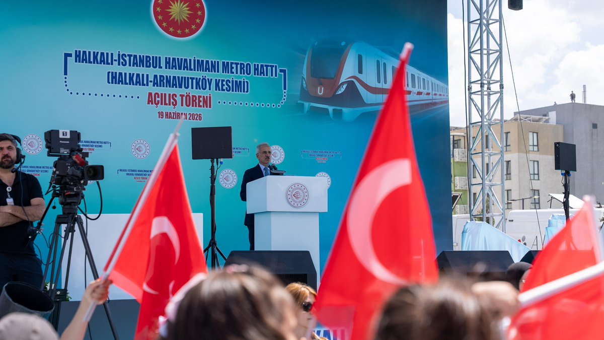 uyalcin_'s tweet photo. 🚇Bugün ulaşım vizyonumuzu daha da ileriye taşıdığımız tarihî bir güne, Cumhurbaşkanımız Sn. @RTErdogan’ın kıymetli teşrifleri, Ulaştırma ve Altyapı Bakanımız Sn. @a_uraloglu’nun öncülüğünde tanıklık ettik.

Sayın Cumhurbaşkanımız tarafından hizmete alınan Gayrettepe-İstanbul Havalimanı-Halkalı Metro Hattı, Halkalı-Arnavutköy kesimiyle İstanbullu vatandaşlarımıza bugünden itibaren; Marmaray, yüksek hızlı tren hattı, şehir içi metro hatları ve İstanbul Havalimanı’na uzanan güçlü bir ulaşım ağında hizmet veriyoruz.

Maksimum 57 dakika olacak Halkalı ile Gayrettepe arasındaki seyahat süremiz ile İstanbul gibi bir metropolde vatandaşlarımızın günlük yaşamına büyük bir kolaylık sağlamış oluyoruz.

Türkiye’nin en uzun ve en hızlı metro hattında seyahat edecek vatandaşlarımıza keyifli yolculuklar diliyor, projede emeği geçenleri tebrik ediyorum. Metro hattımız vatanımıza ve milletimize hayırlı uğurlu olsun. 

#TürkiyeHızlanıyor 🇹🇷