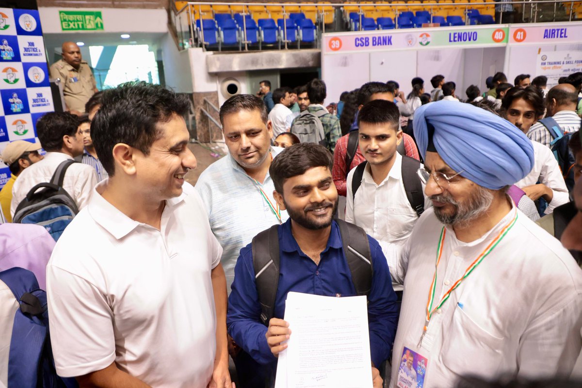 IYC's tweet photo. 'Mega Job Fair' 2026 में हज़ारों युवा अपने सपनों और उम्मीदों के साथ पहुँचे, जहाँ रोजगार के नए अवसरों से जुड़ने का मौका मिला!

इस अवसर पर AICC सचिव @dgurjarofficial जी, AICC सचिव @Narwal_inc जी एवं @kuljitnagra1 जी भी मौजूद रहे!

युवाओं को सिर्फ़ सलाह नहीं, अवसर चाहिए... और आज का दिन उसी दिशा में एक सार्थक कदम रहा! 🚀

📍तालकटोरा स्टेडियम दिल्ली