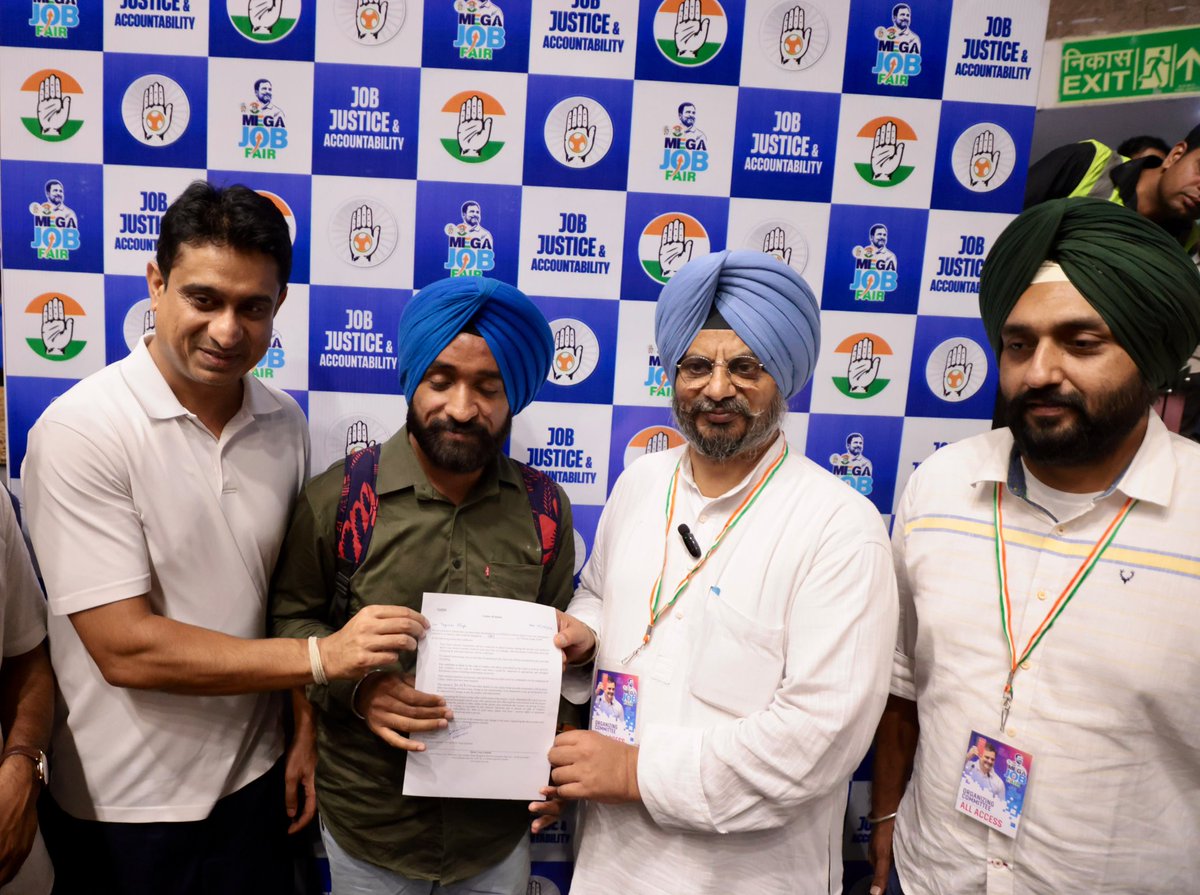 IYC's tweet photo. 'Mega Job Fair' 2026 में हज़ारों युवा अपने सपनों और उम्मीदों के साथ पहुँचे, जहाँ रोजगार के नए अवसरों से जुड़ने का मौका मिला!

इस अवसर पर AICC सचिव @dgurjarofficial जी, AICC सचिव @Narwal_inc जी एवं @kuljitnagra1 जी भी मौजूद रहे!

युवाओं को सिर्फ़ सलाह नहीं, अवसर चाहिए... और आज का दिन उसी दिशा में एक सार्थक कदम रहा! 🚀

📍तालकटोरा स्टेडियम दिल्ली