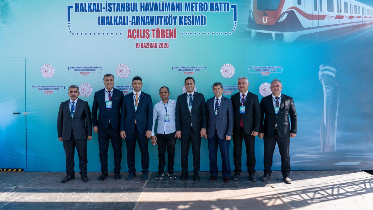 uyalcin_'s tweet photo. 🚇Bugün ulaşım vizyonumuzu daha da ileriye taşıdığımız tarihî bir güne, Cumhurbaşkanımız Sn. @RTErdogan’ın kıymetli teşrifleri, Ulaştırma ve Altyapı Bakanımız Sn. @a_uraloglu’nun öncülüğünde tanıklık ettik.

Sayın Cumhurbaşkanımız tarafından hizmete alınan Gayrettepe-İstanbul Havalimanı-Halkalı Metro Hattı, Halkalı-Arnavutköy kesimiyle İstanbullu vatandaşlarımıza bugünden itibaren; Marmaray, yüksek hızlı tren hattı, şehir içi metro hatları ve İstanbul Havalimanı’na uzanan güçlü bir ulaşım ağında hizmet veriyoruz.

Maksimum 57 dakika olacak Halkalı ile Gayrettepe arasındaki seyahat süremiz ile İstanbul gibi bir metropolde vatandaşlarımızın günlük yaşamına büyük bir kolaylık sağlamış oluyoruz.

Türkiye’nin en uzun ve en hızlı metro hattında seyahat edecek vatandaşlarımıza keyifli yolculuklar diliyor, projede emeği geçenleri tebrik ediyorum. Metro hattımız vatanımıza ve milletimize hayırlı uğurlu olsun. 

#TürkiyeHızlanıyor 🇹🇷