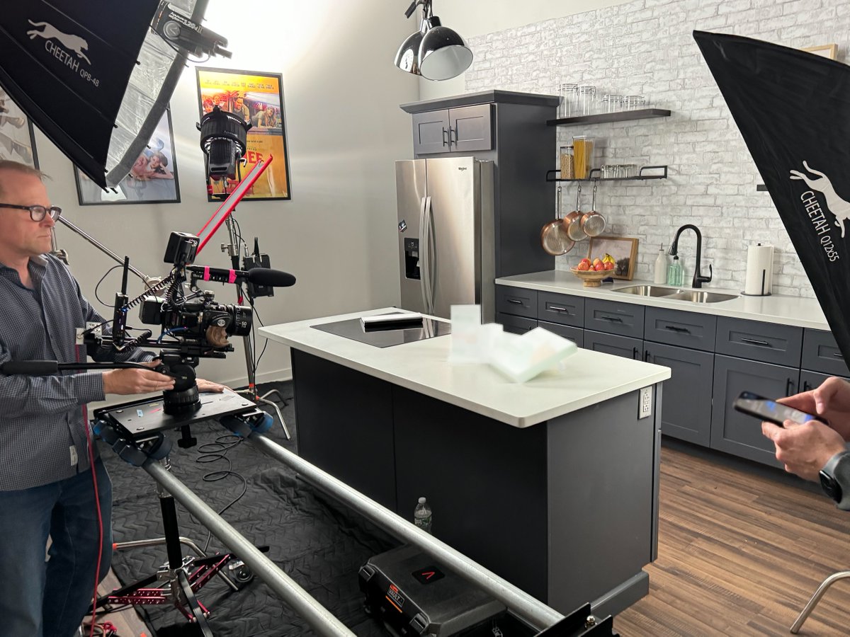 josubu's tweet photo. Product shoots are all about the details. Every reflection, angle, and movement is carefully crafted before the camera rolls.
A little BTS look at the process that goes into creating clean, polished healthcare content.
#MedicalMarketing #ProductShoot #MarketingContent #BTS https://t.co/krU6voOg2b