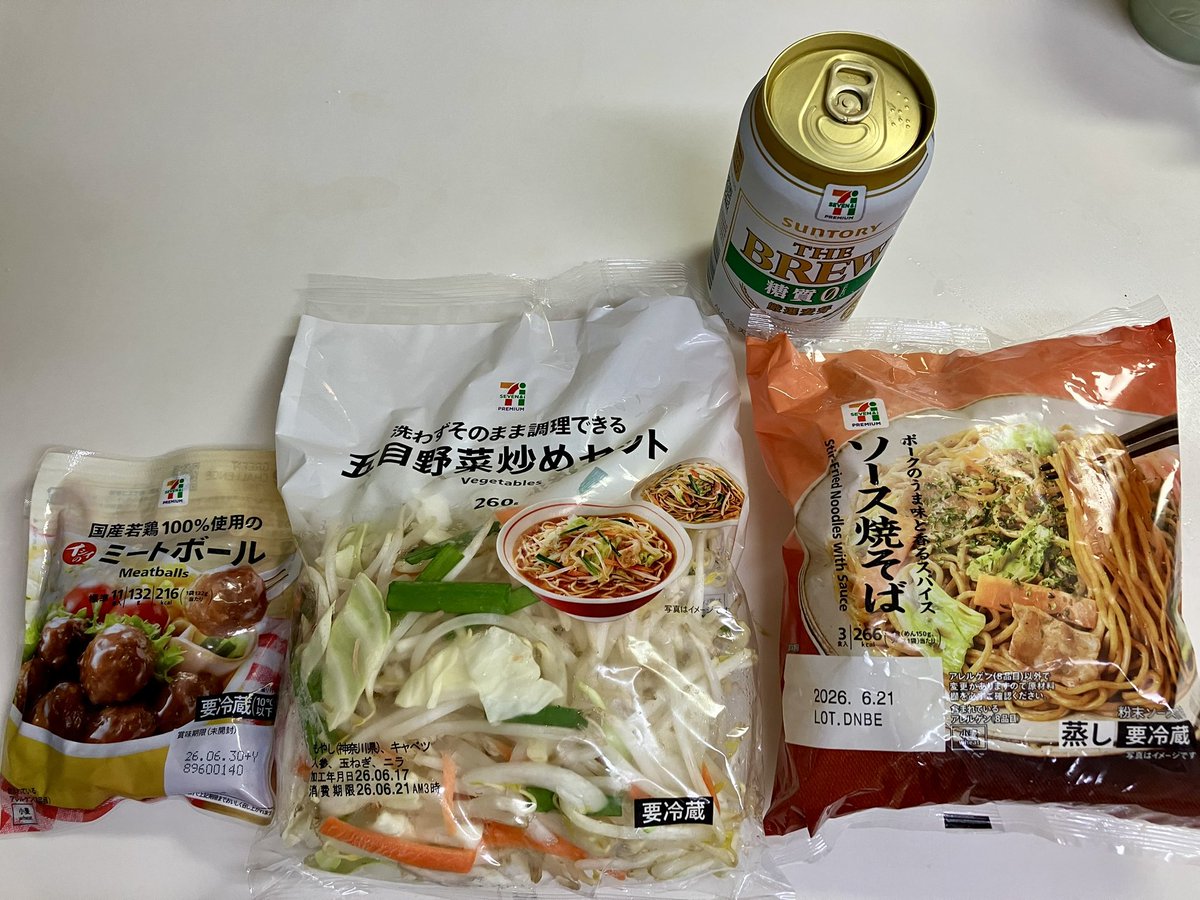 teru_munta's tweet photo. ただいまです✨
やっと1週間が終わりました💦

今夜はALLセブン食材で焼きそばであります😆
いつの間にかザ・ブリューが糖質オフから糖質ゼロに変わっててビックリです😳‼️
ありがたや〜🙏

明日はお休みなので早朝七里ヶ浜お散歩に行こうかなぁ…と思っています😊
カノンさん、いかがでしょうか？ https://t.co/eQiBCjlumB